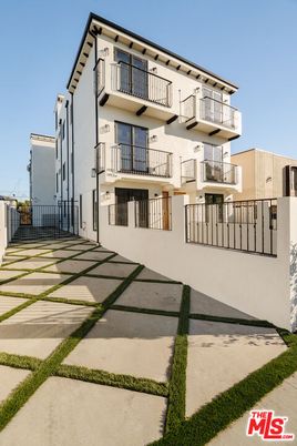Exterior, Facade, Modern