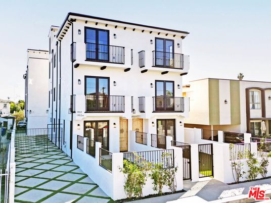 Exterior, Facade, Rowhouse