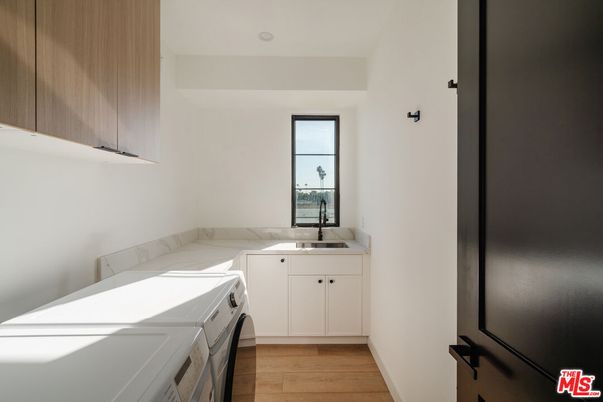 Interior, Washer, Wood Texture Flooring