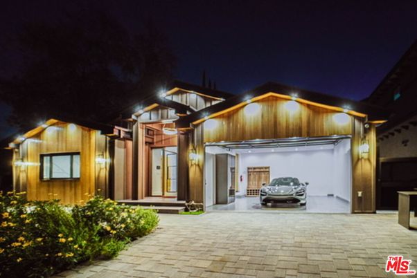 Exterior, Facade, Modern
