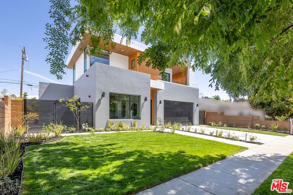 Attached, Backyard, Exterior, Facade, Modern