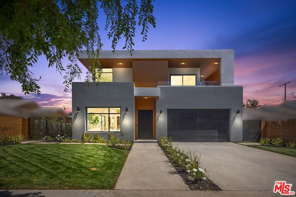 Attached, Exterior, Facade, Modern