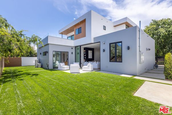 Backyard, Exterior, Facade, Modern