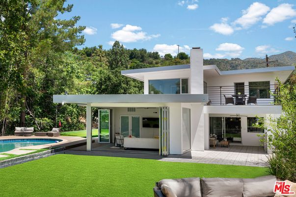 Backyard, Exterior, Facade, Pool, Modern