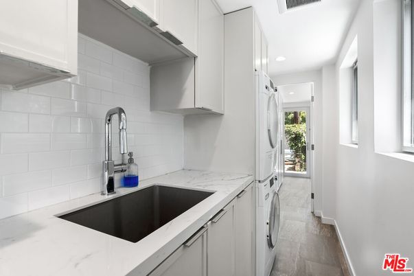 Interior, Kitchen, Recessed Lighting, Washer