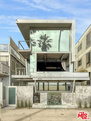 Exterior, Facade, Modern