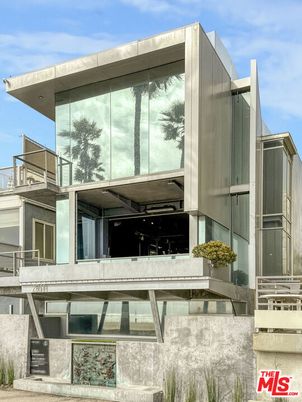 Exterior, Facade, Modern