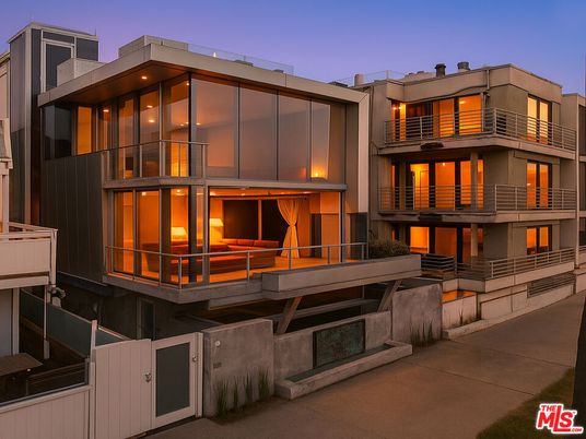 Exterior, Facade, Modern