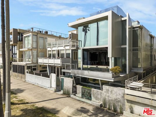 Exterior, Facade, Modern