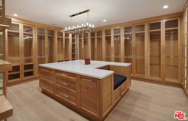 Interior, Pendant Lights, Recessed Lighting, Walk-in Closets, Wood Texture Flooring