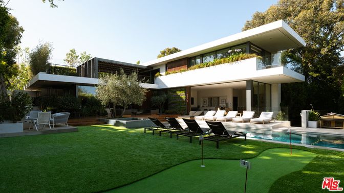 Backyard, Exterior, Facade, Pool, Modern