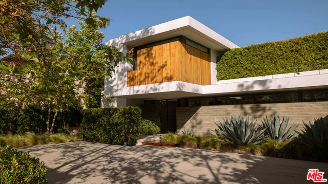Exterior, Facade, Modern