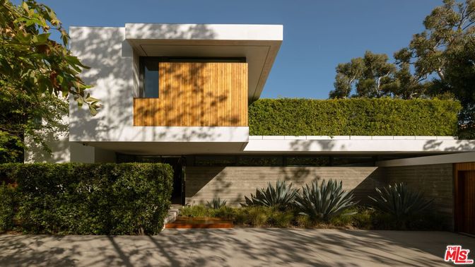 Exterior, Facade, Modern