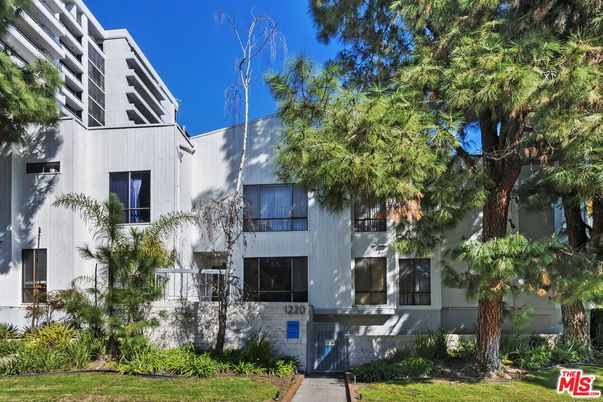 Exterior, Facade, Modern