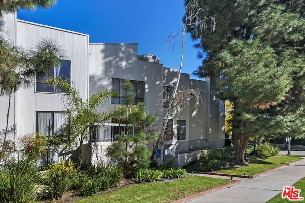 Exterior, Facade, Modern