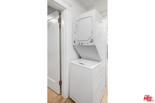 Interior, Utility Closets, Washer, Wood Texture Flooring