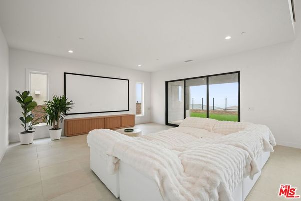 Interior, Projection Screen, Recessed Lighting