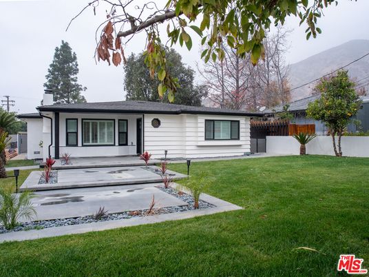 Backyard, Exterior, Facade, Ranch