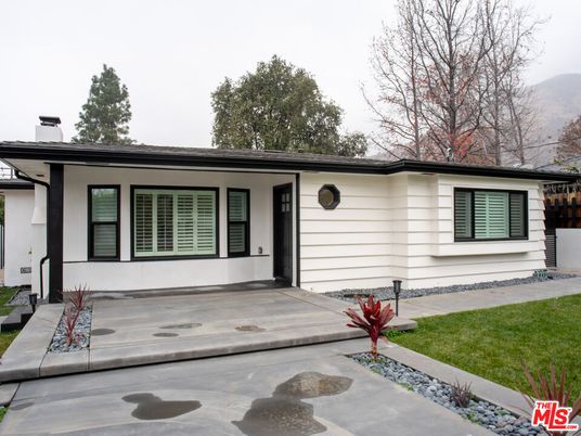 Exterior, Facade, Ranch
