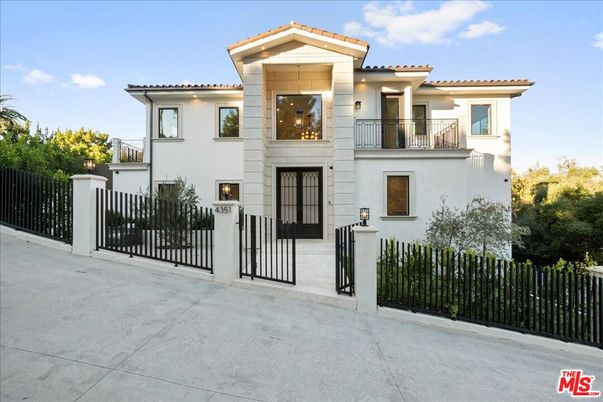 Exterior, Facade, Mediterranean