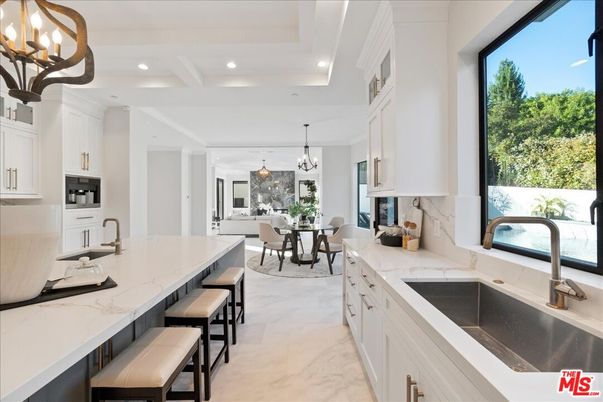 Chandelier, Dining room, Interior, Kitchen, Marble, Recessed Lighting