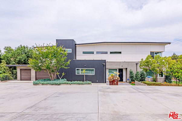 Attached, Exterior, Facade, Modern