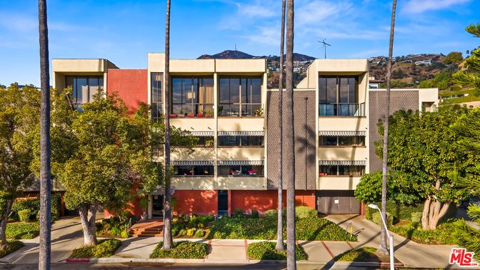 Exterior, Facade, Condo Building