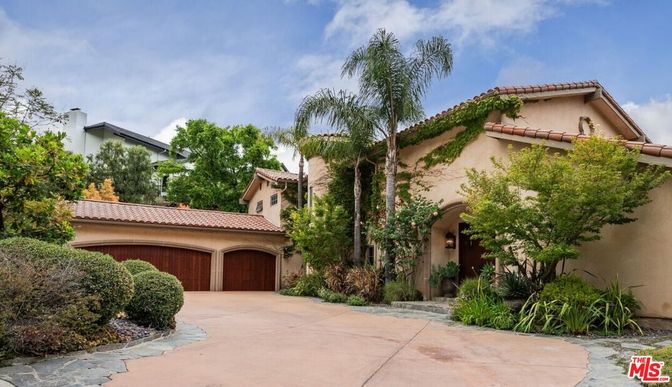 Attached, Exterior, Facade, Mediterranean