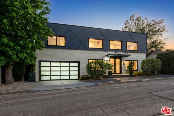 Attached, Exterior, Facade, Modern