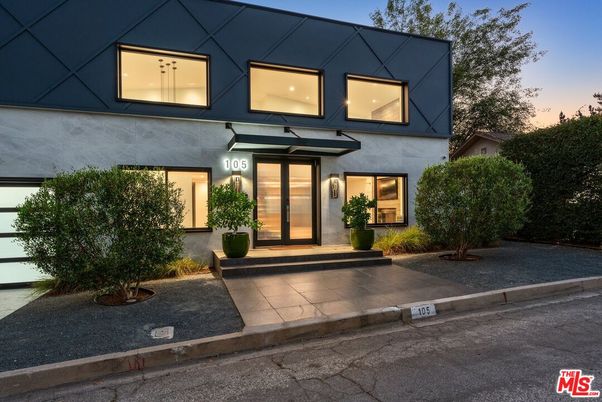 Exterior, Facade, Modern