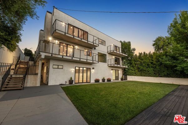 Backyard, Exterior, Facade, Modern