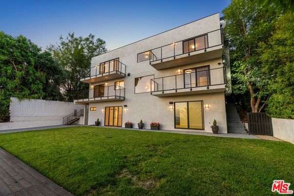 Backyard, Exterior, Facade, Modern