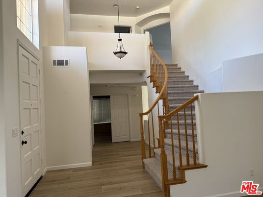 Interior, Pendant Lights, Wood Texture Flooring