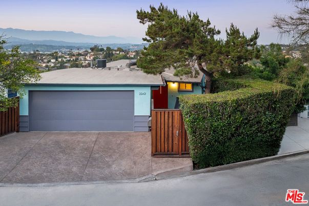 Attached, Exterior, Facade, None