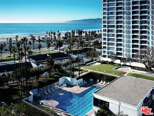 Exterior, Pool, Water