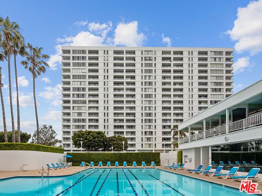 Exterior, Facade, Pool, Highrise