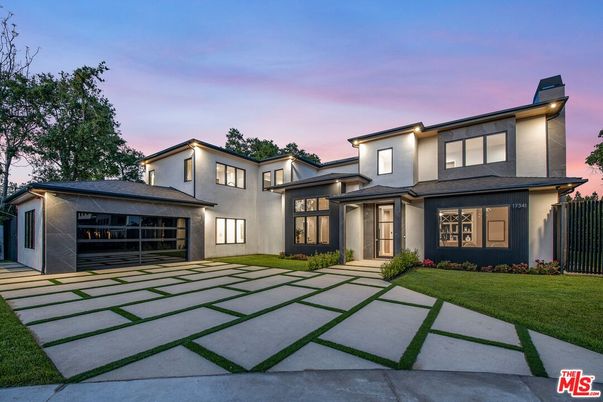 Attached, Backyard, Exterior, Facade, Modern