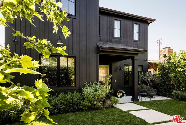 Exterior, Facade, Modern