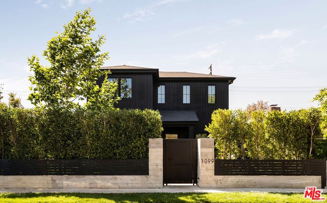 Exterior, Facade, Split Level