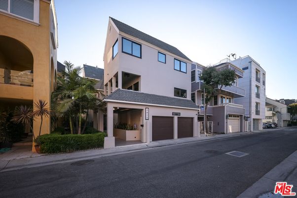 Attached, Exterior, Facade, Modern