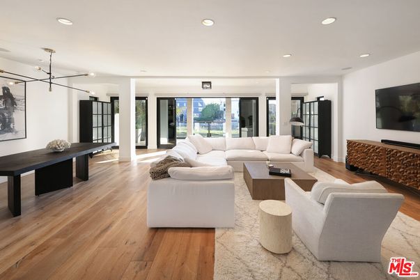 Interior, Living room, Pendant Lights, Recessed Lighting, Wood Texture Flooring