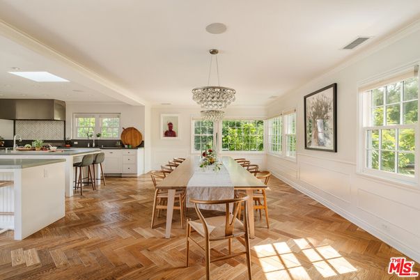 Chandelier, Dining room, Interior, Kitchen, Pendant Lights, Recessed Lighting, Wood Texture Flooring