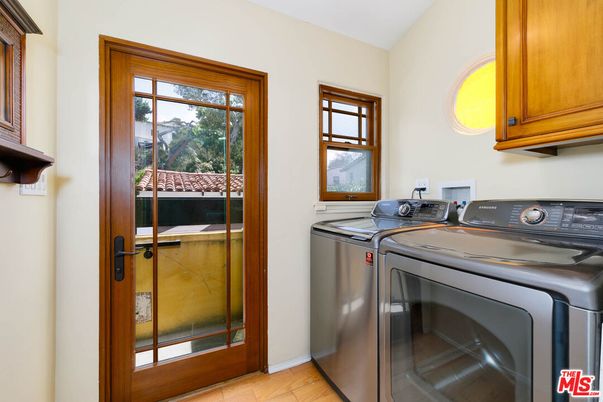 Interior, Washer, Wood Texture Flooring