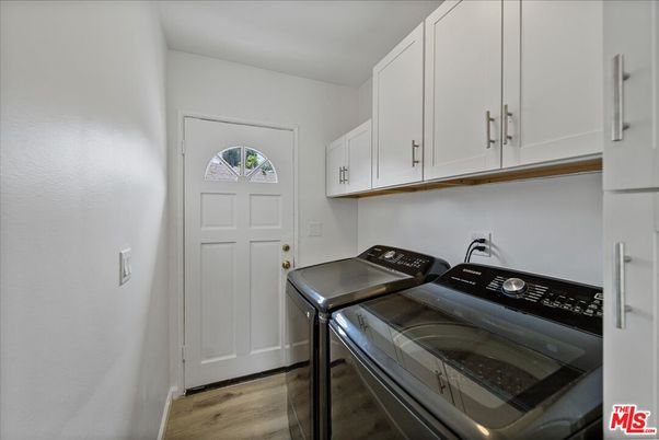 Interior, Washer, Wood Texture Flooring