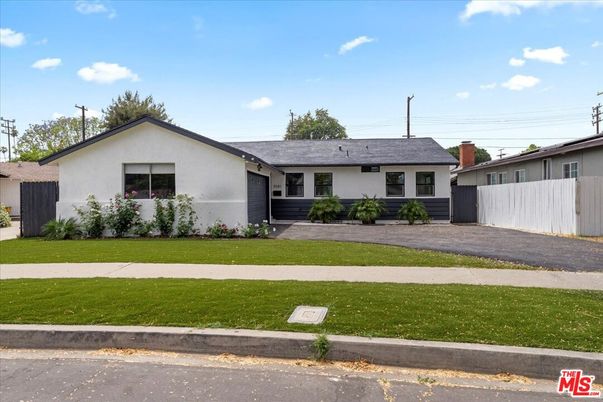 Backyard, Exterior, Facade, Ranch