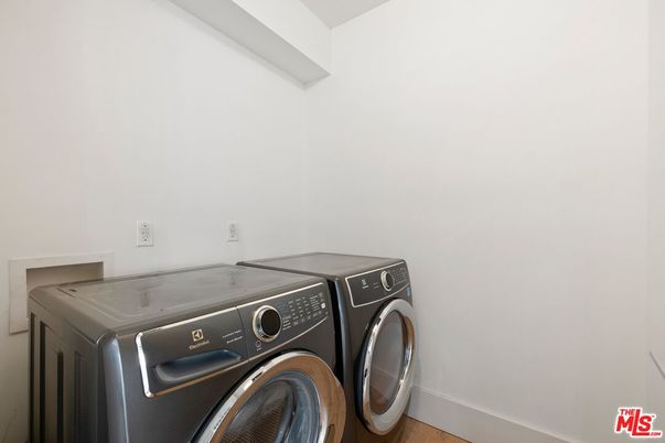 Interior, Washer, Wood Texture Flooring
