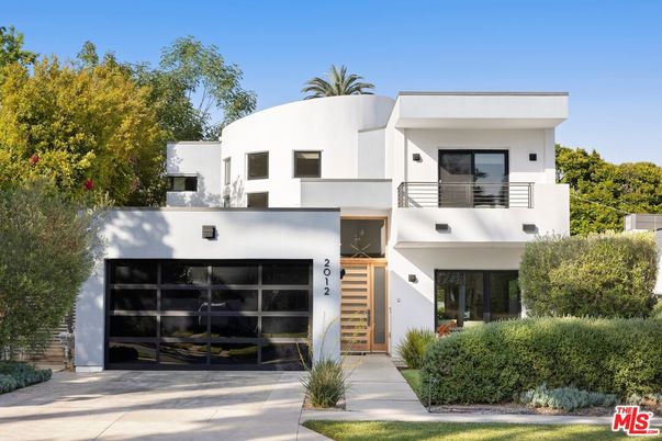 Attached, Exterior, Facade, Modern