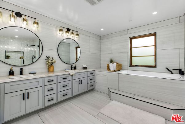 Bathroom, Dual Sink Vanities, Interior, Recessed Lighting