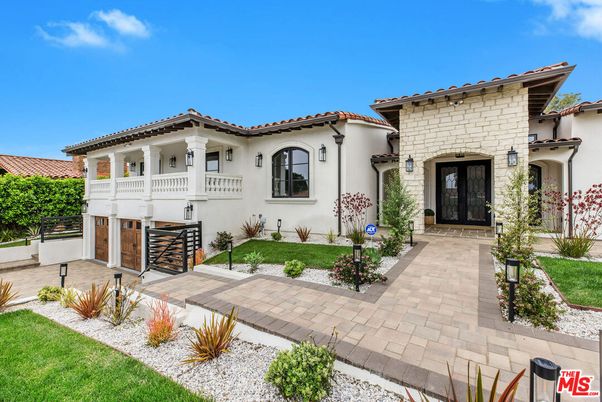 Attached, Exterior, Facade, Mediterranean