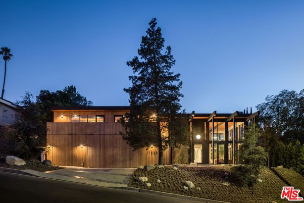 Exterior, Facade, Modern